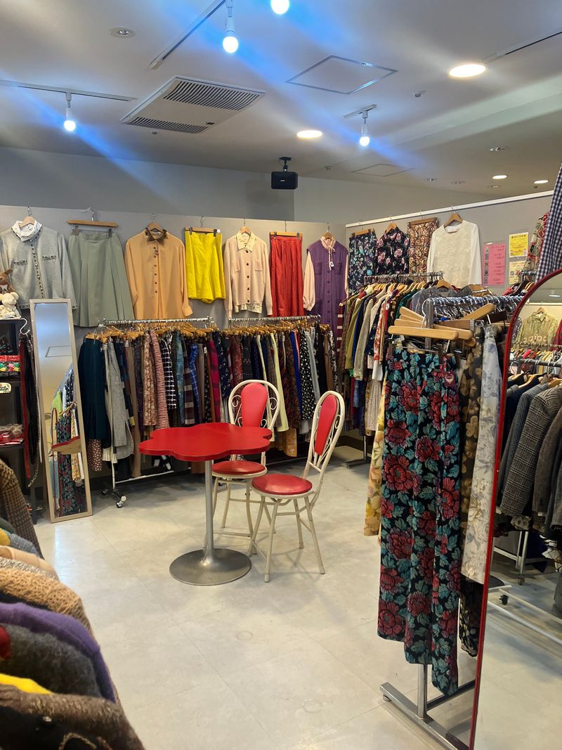 セレクトレディース古着 と雑貨の販売スタッフ